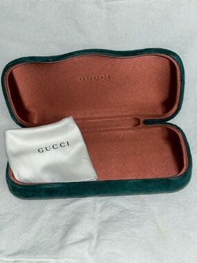 GUCCI AUTHENTIC DESIGNER GREEN VELVET CLAM SHELL EYEGLASS CASE